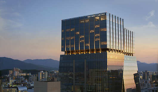 Situated in the heart of downtown in the main tower of the Fukuoka Daimyo Garden City complex.