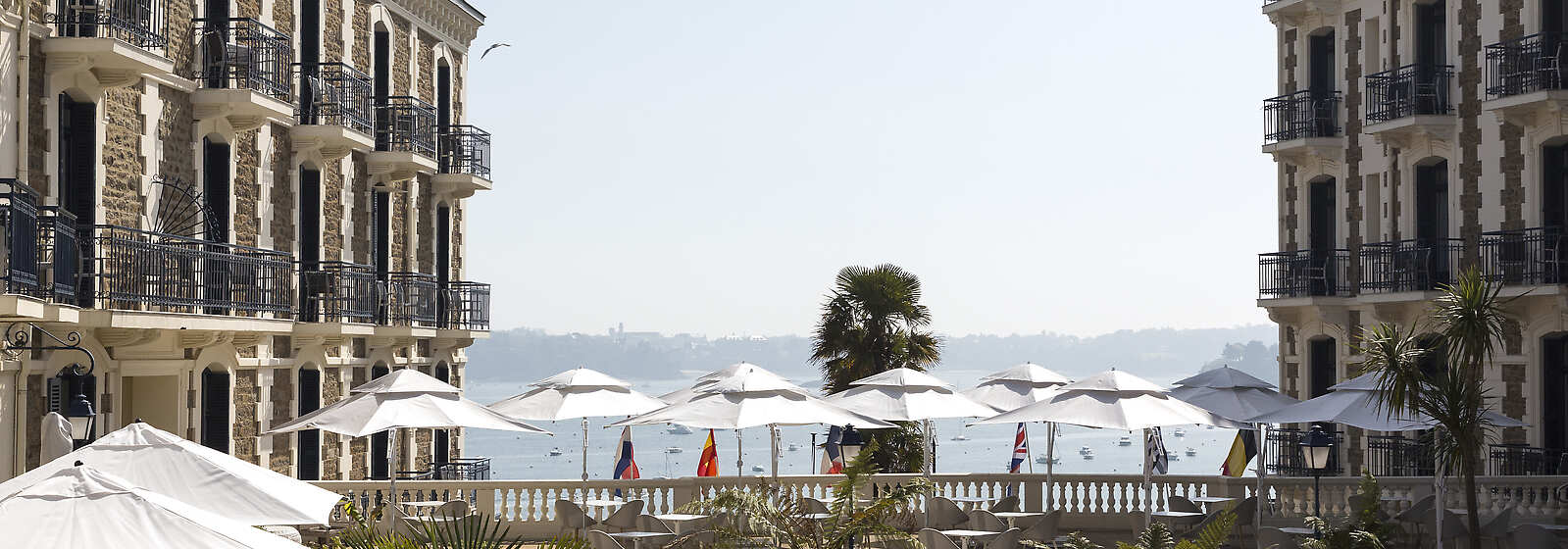 Sea-view terrace for sipping cocktails in the sun 
