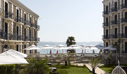 Sea-view terrace for sipping cocktails in the sun 