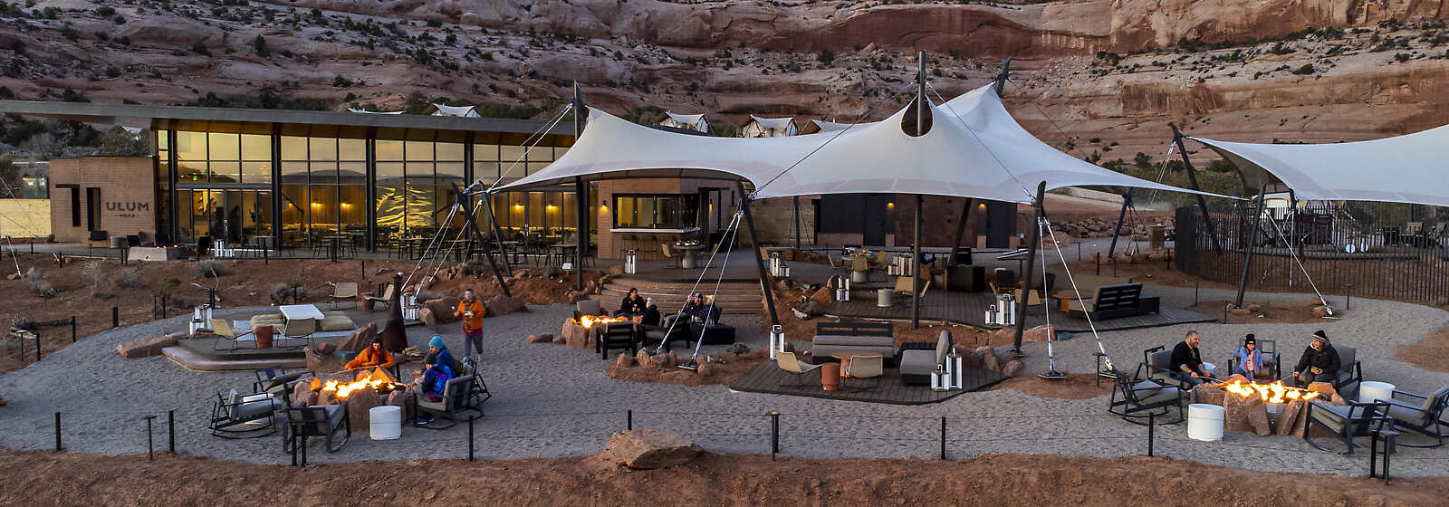 Exterior view of lobby and outdoor patio