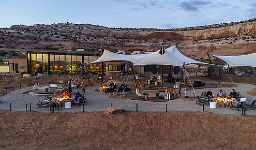 Exterior view of lobby and outdoor patio