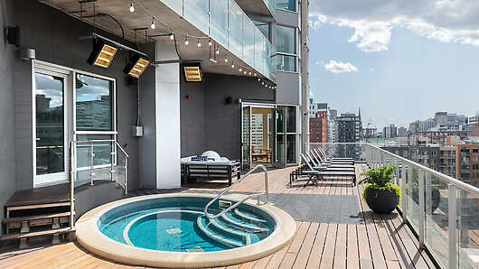 Open year-round and located on an inviting wooden terrace with comfortable lounge seating, the hot tub showcases marvelous views of downtown