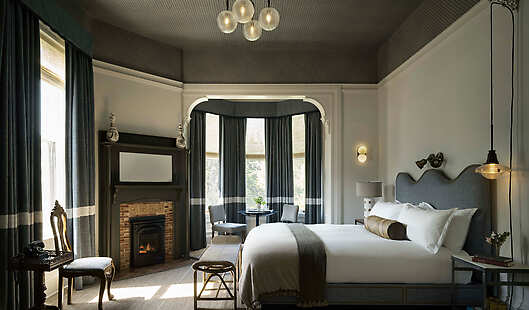 Salon King Guestroom