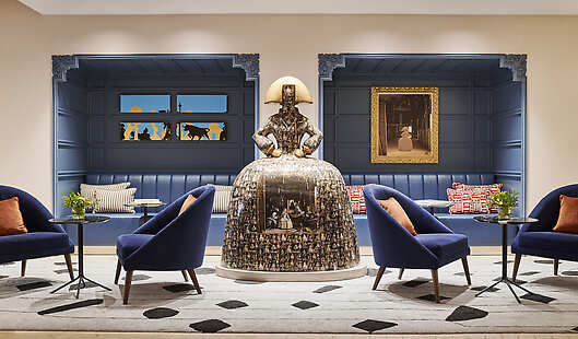 Lobby with La Menina.
Las Meninas is the masterpiece of Diego Velázquez, a Spanish painter of the Golden Age.