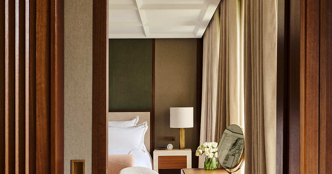 Grand Premier Grosvenor Suite Bedroom