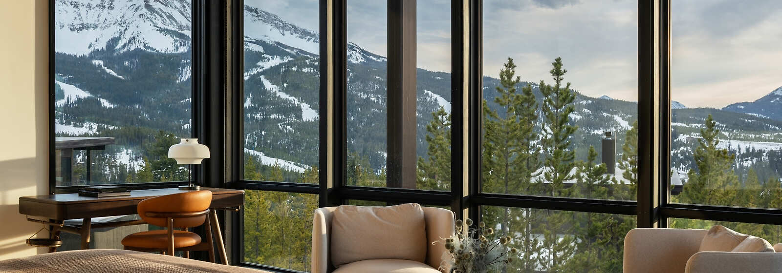 Signature Six-Bedroom Private Home Master Guestroom