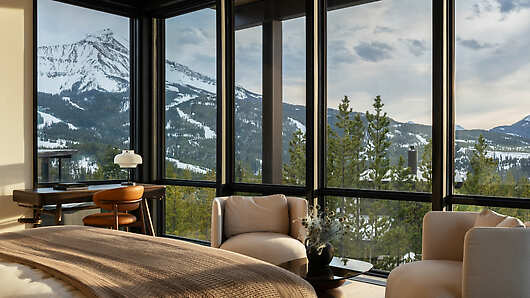 Signature Six-Bedroom Private Home Master Guestroom