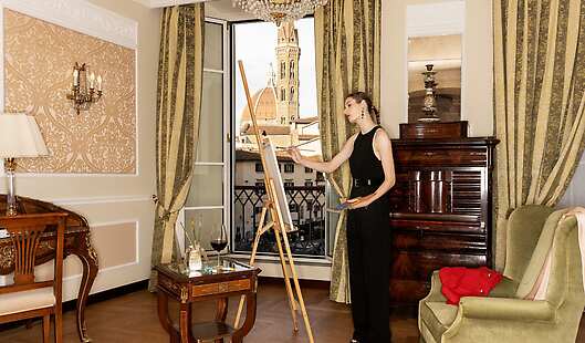 Some Junior Suites look out onto Piazza San Firenze, offering a privileged view of the Duomo, Palazzo del Bargello, the Campanile of the Bad