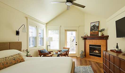 Armstrong King Guestroom 