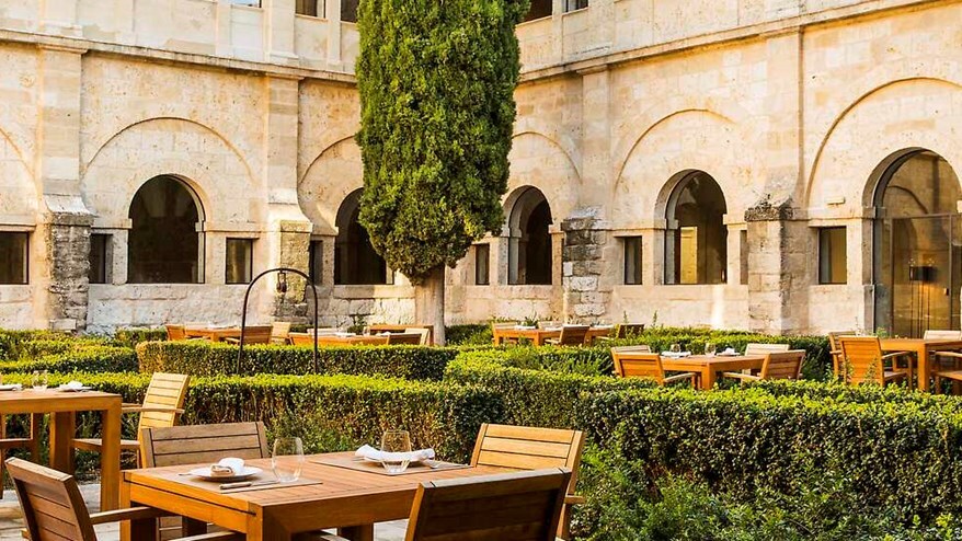 Hotel courtyard with outdoor dining tables
