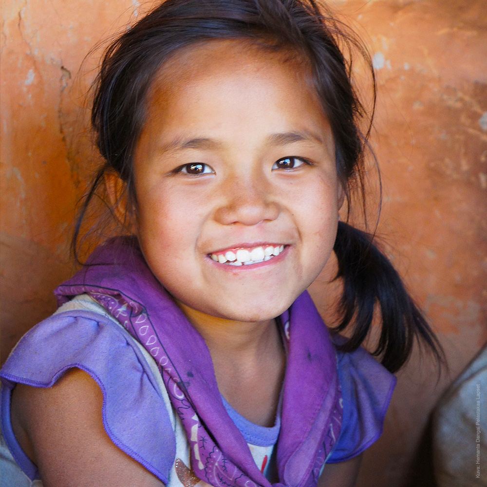 Koulupuku ja kengät köyhän perheen lapselle Nepalissa