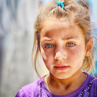 Vettä ja ruokaa kuukaudeksi Syyrian sodasta kärsivälle lapselle