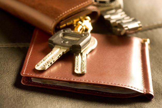 外出中の盗難や置き忘れ、さらに失くした財布の中の現金まで補償します。