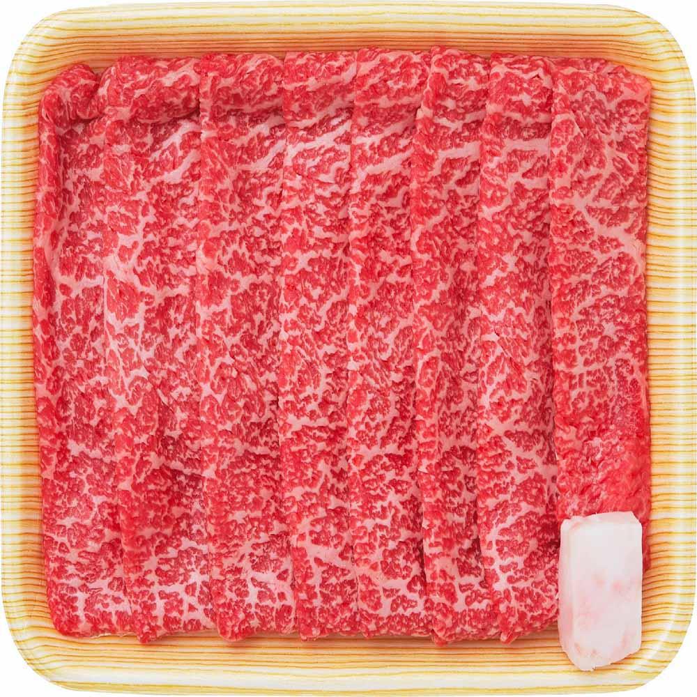 バラ色の赤身と脂身が層をなし、肉の芸術品とも呼ばれる「飛騨牛」。やわらかな肉質とジューシーな味わいをすき焼きでご賞味ください。