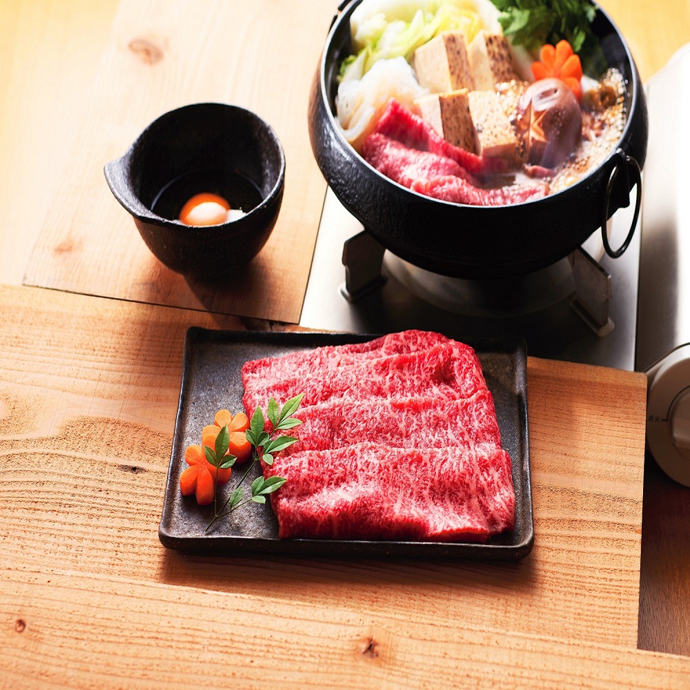 バラ色の赤身と脂身が層をなし、肉の芸術品とも呼ばれる「飛騨牛」。やわらかな肉質とジューシーな味わいをすき焼きでご賞味ください。