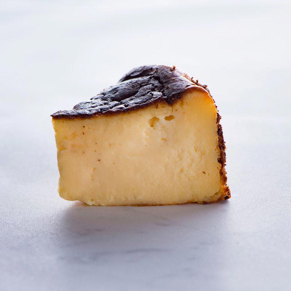 カオリーヌ菓子店の人気商品のバスクチーズケーキと、テリーヌショコラの2種類をセットにしました。