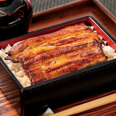 鰻生産地として全国的に有名な静岡県浜名湖産の鰻を、職人がこだわりのたれで一串ずつ丁寧にふっくらと焼き上げました。
