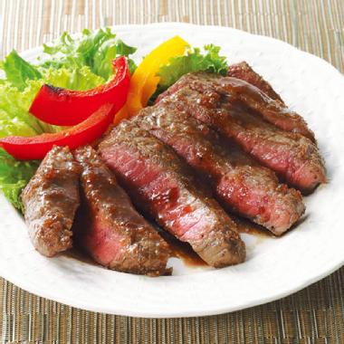 脂肪の少ないモモ肉の中でも霜降りでステーキに適した部位を使用。