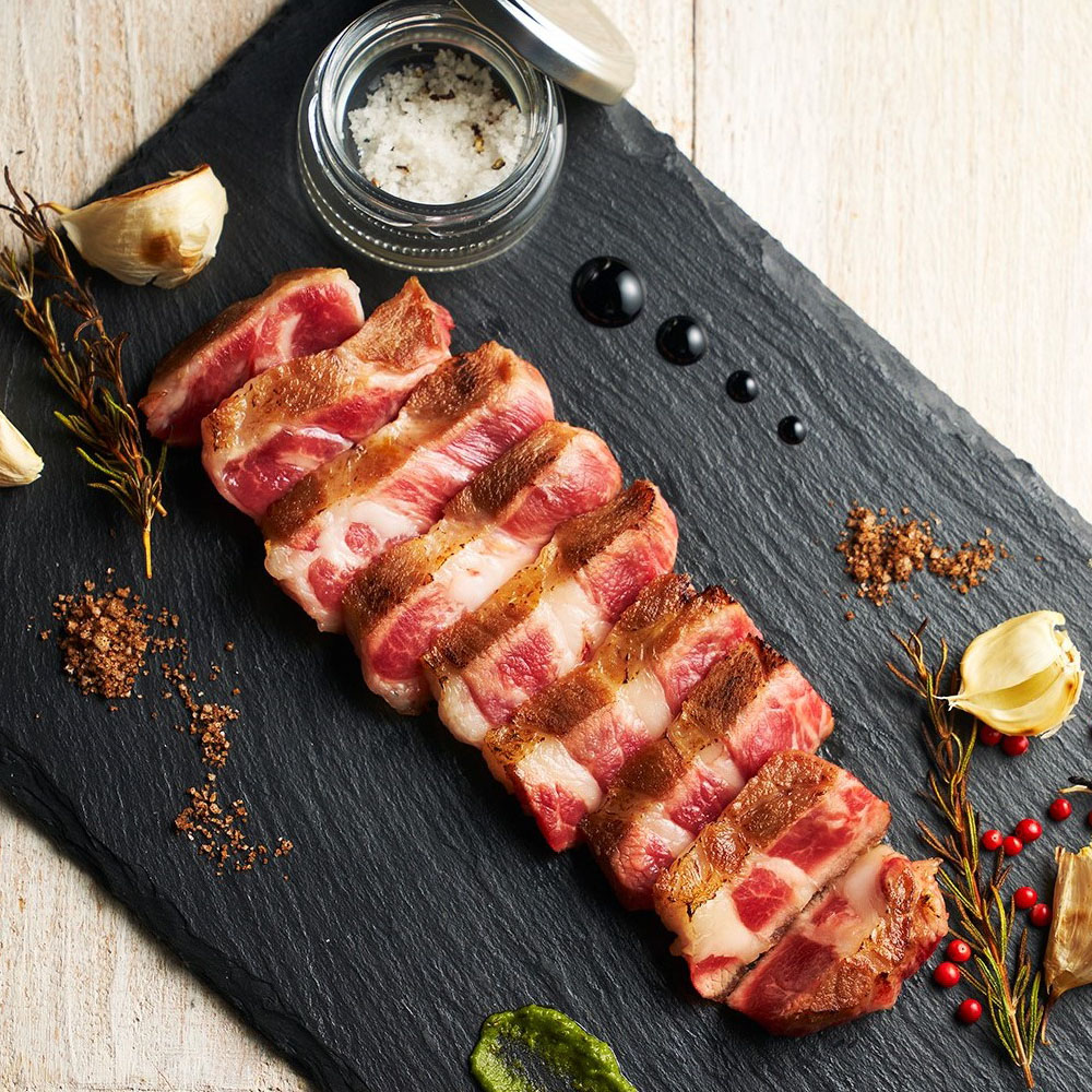 スペインの高級食材であるイベリコ豚の肩ロースステーキです。こだわりはイベリコ豚の素となるえさ。大麦や小麦などに加えオリーブオイルやひまわり油を与えています。