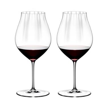 <パフォーマンス シリーズ>は、その哲学を踏襲したブドウ品種別のボウル形状を備えているだけでなく、リーデルグラス初の光学効果を取り入れた全く新しい輝きが特徴です。