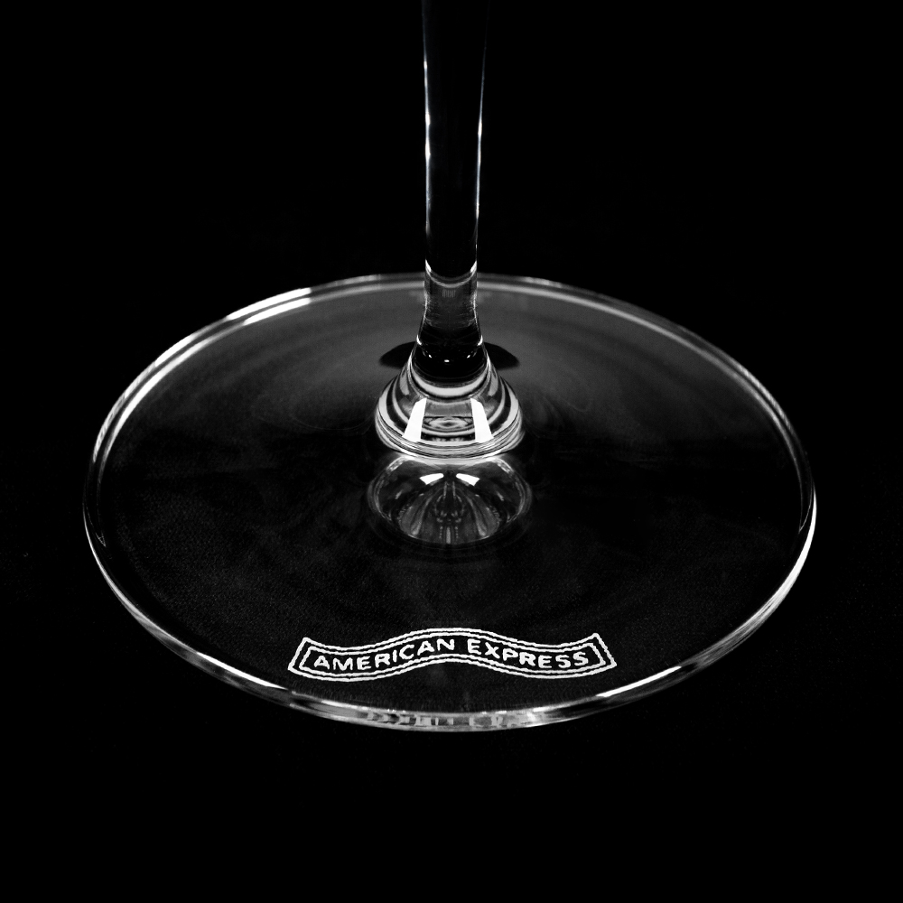 American Expressのロゴを刻印した特別なグラス。純米酒に特化したグラス形状を8年かけて開発。
