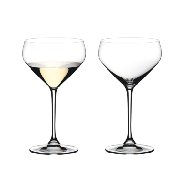 American Expressのロゴを刻印した特別なグラス。純米酒に特化したグラス形状を8年かけて開発。