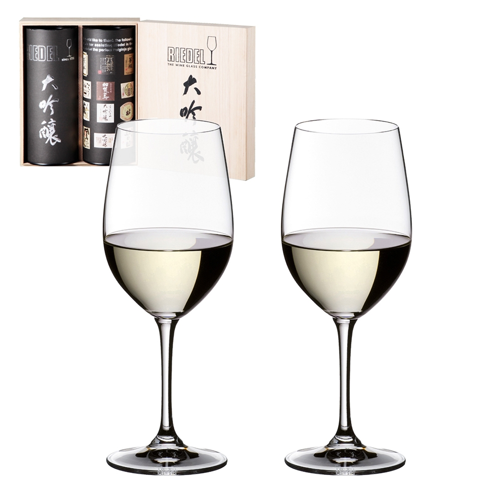 American Expressのロゴを刻印した特別なグラス。日本酒の中でも大吟醸酒や吟醸酒に適したグラスです。