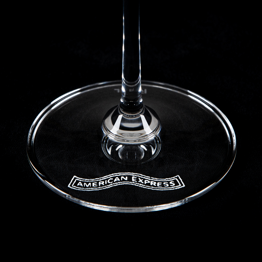 American Expressのロゴを刻印した特別なグラス。日本酒の中でも大吟醸酒や吟醸酒に適したグラスです。