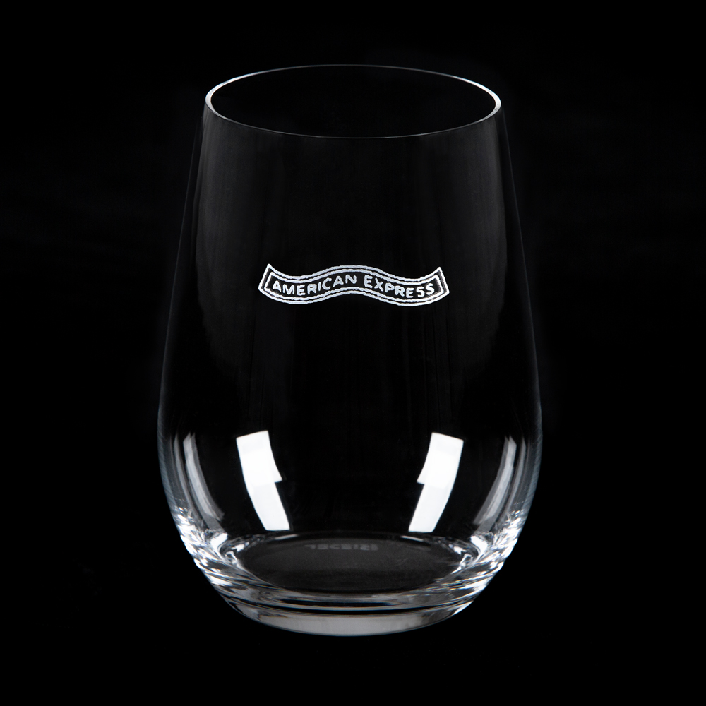 American Expressのロゴを刻印した特別なグラス。日本酒の中でも、大吟醸酒や吟醸酒に適したグラス。