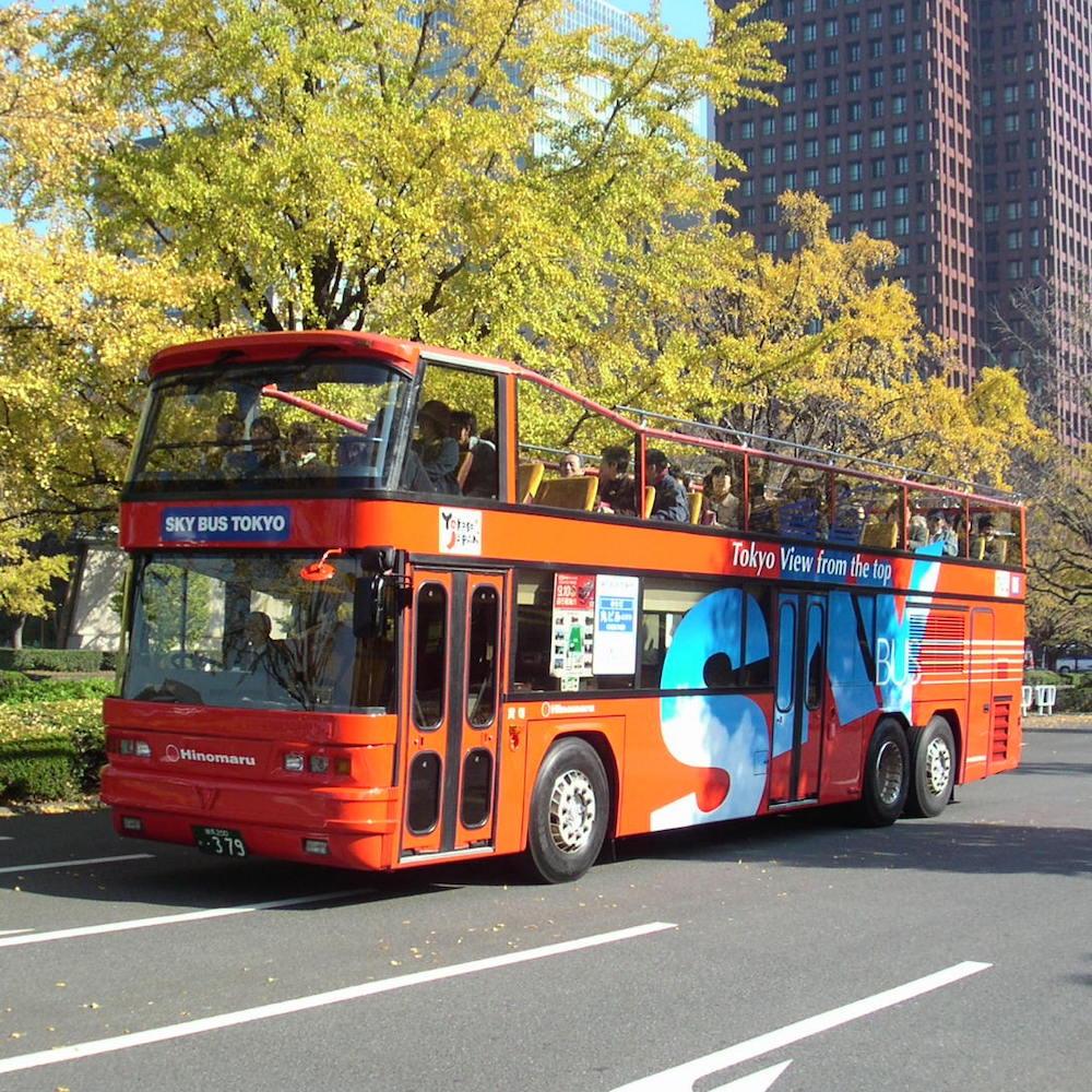 2階建てオープンバスに乗って、東京遊覧エクスペリエンス。