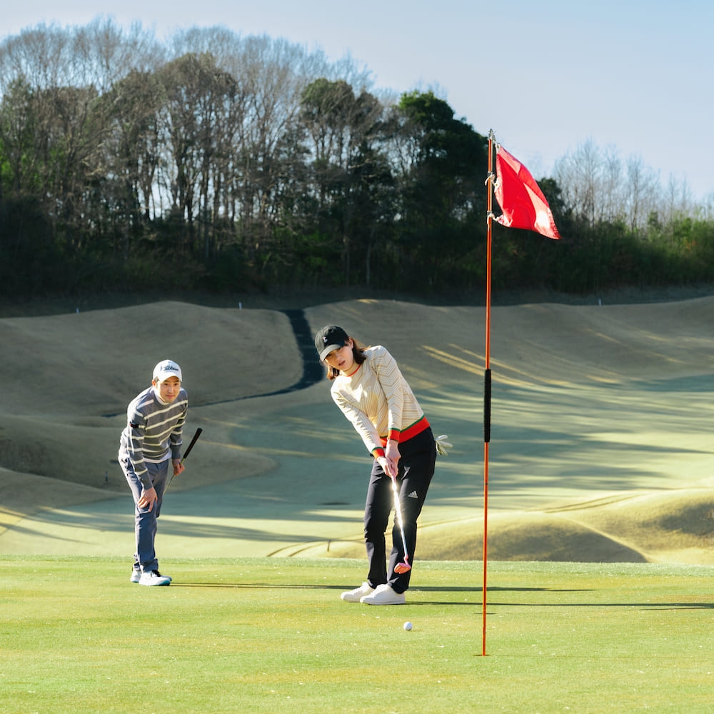 関東近郊エリアにある施設で、ゴルフと宿泊を2人で楽しめるギフトです。