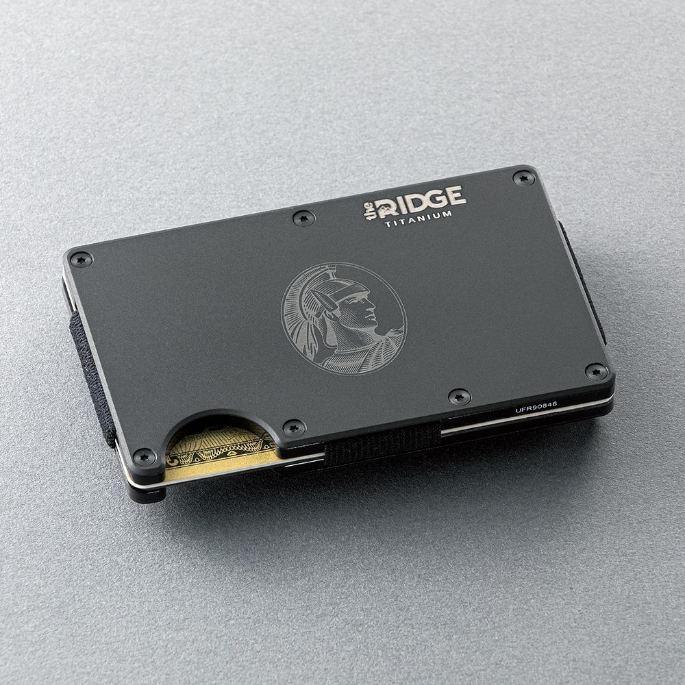 今年度は、ザ リッジのアメリカンエキスプレス限定モデル第二弾です。スキミング防止機能付きメタル財布「the RIDGE（ザ リッジ）」。最少のスペックに最大の機能を搭載したコンパクトウォレットです。