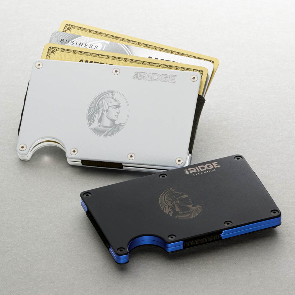 スキミング防止機能付きメタル財布「the RIDGE（ザ リッジ）」。最少のスペックに最大の機能を搭載したコンパクトウォレットです。アルミ製のインナープレートをアメリカンエキスプレスのブランドカラーであるブルーに。