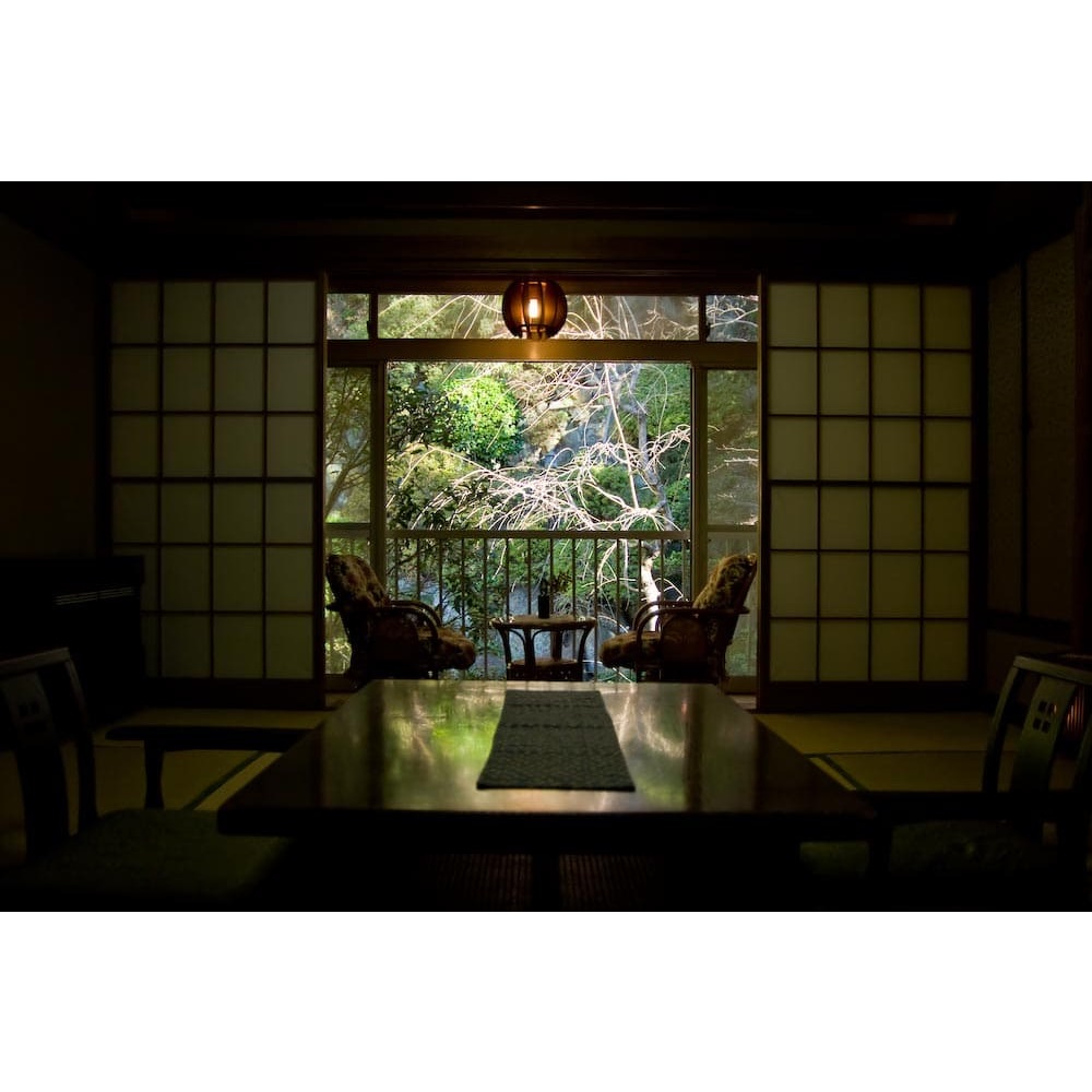 和風の館内は昭和の時代を思わせるクラシカルな雰囲気。木立に囲まれ、囲炉裏が設えられた和室で、ゆったりとした時間をお過ごしください。
