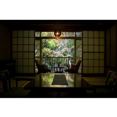和風の館内は昭和の時代を思わせるクラシカルな雰囲気。木立に囲まれ、囲炉裏が設えられた和室で、ゆったりとした時間をお過ごしください。